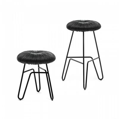 Zwei schwarze Donut Hocker von Mogg, unterschiedliche Höhen, modernes Design für Wohnen und Büro.
